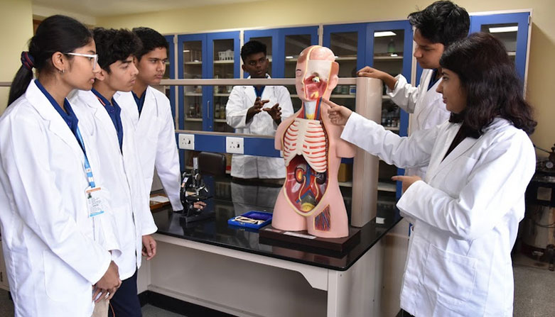 //apeejay.smartweb.in/wp-content/uploads/2023/01/Science-Laboratories.jpg